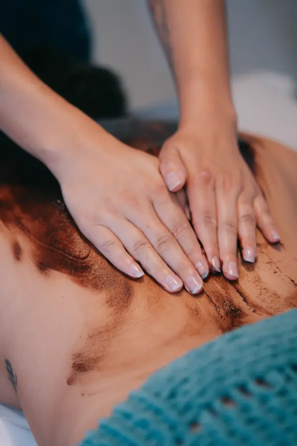 Chocolaterapia aplicada en la espalda en Alma Spa