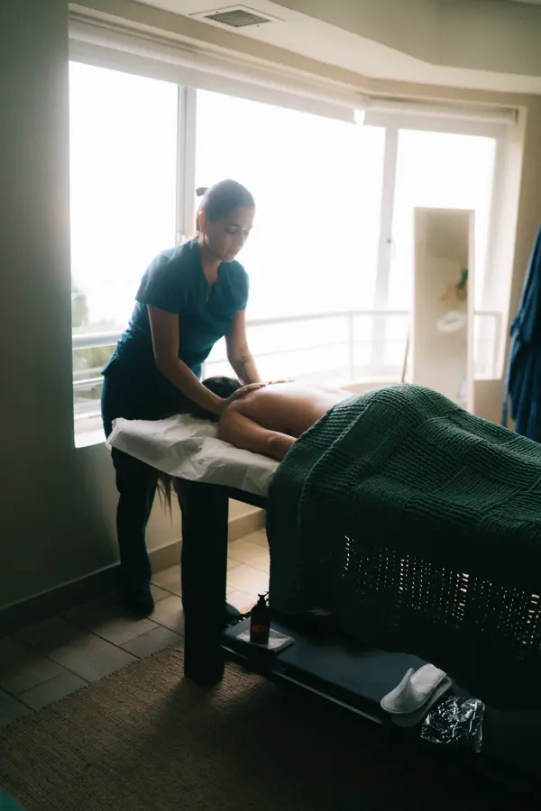 Masaje de espalda realizado por una terapeuta de Alma Spa