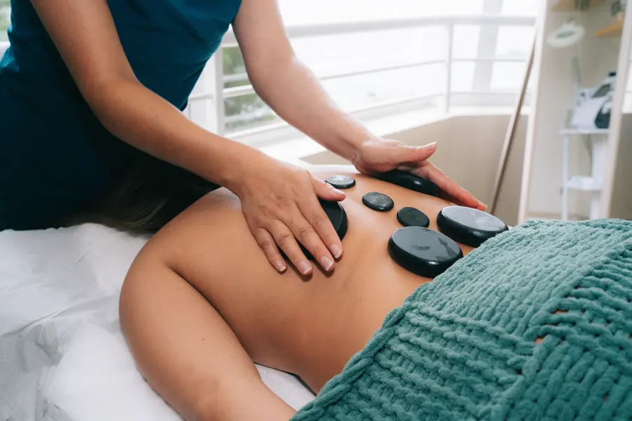 Experiencia con piedras calientes de Alma Spa